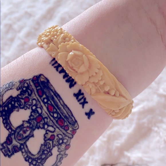 Boho Carved Flower Resin Bracelet - Picture 4 of 6